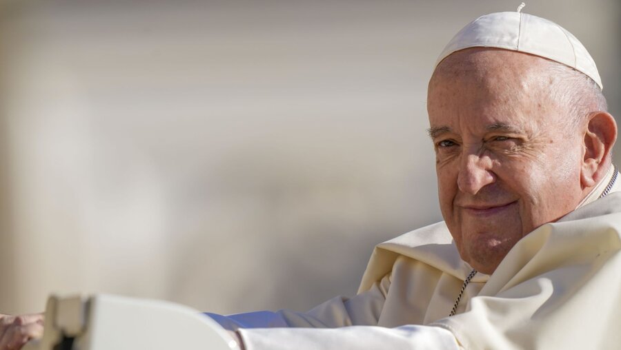 Papst Franziskus auf dem Petersplatz im Vatikan / © Andrew Medichini/AP (dpa)