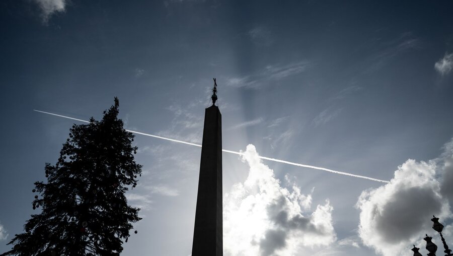 Petersplatz mit dunklen Wolken / © Vatican Media/Romano Siciliani (KNA)