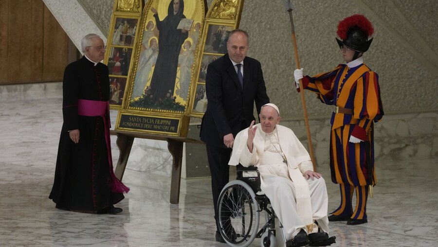 Papst im Rollstuhl zu Audienz mit Pilgern aus Mittelitalien / © Gregorio Borgia/AP (dpa)