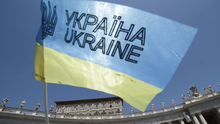 Eine ukrainische Fahne ist auf dem Petersplatz zu sehen / © Evandro Inetti/ZUMA Press Wire (dpa)