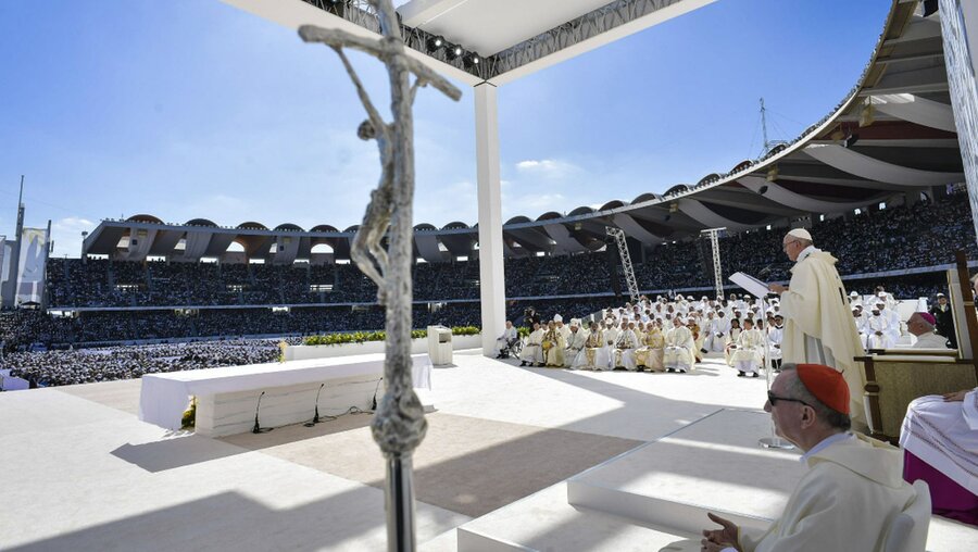 Papst Franziskus feiert den Gottesdienst im Zayed Sports City Stadium in Abu Dhabi / © Romano Siciliani/ Vatican Media (KNA)
