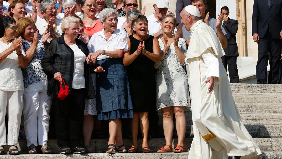 Papst Franziskus begrüßt Frauen im Vatikan / © Paul Haring (KNA)