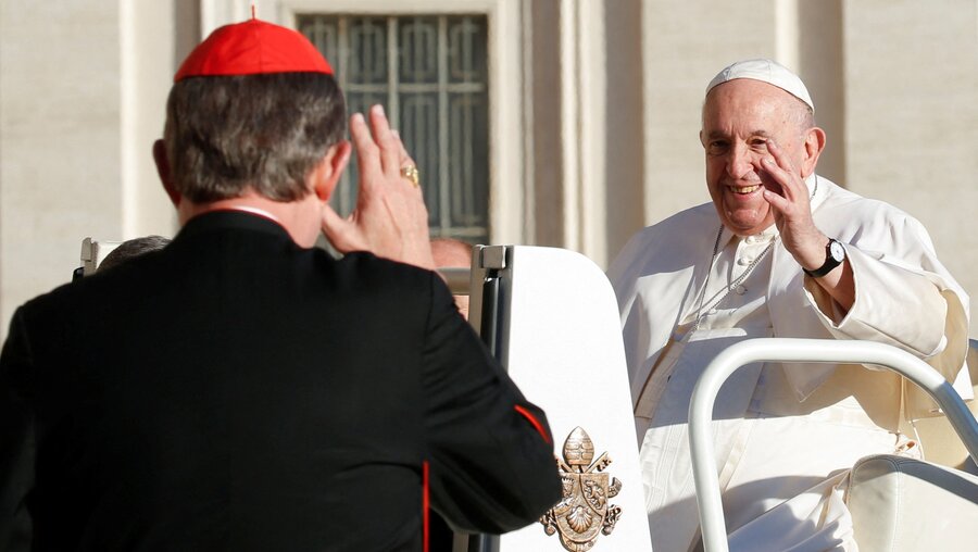 Papst Franziskus grüßt Kardinal Woelki am Mittwoch bei der Generalaudienz (Reuters)