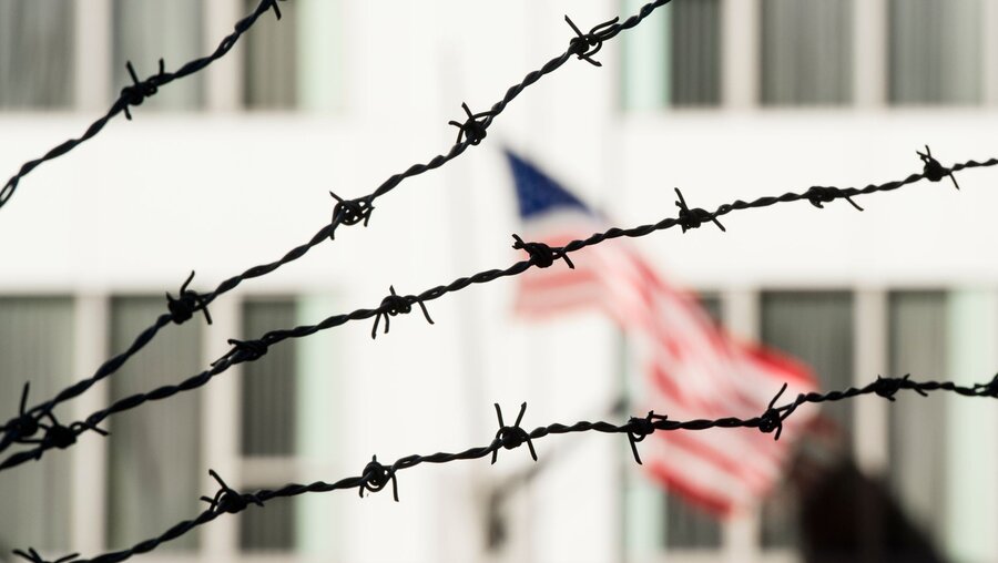 US-Flagge in einem amerikanischen Gefängnis / © travelwild (shutterstock)