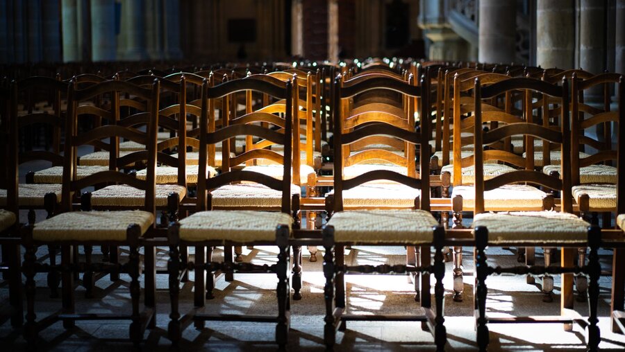Leere Stühle in einer Kirche / © No-Te Eksarunchai (shutterstock)