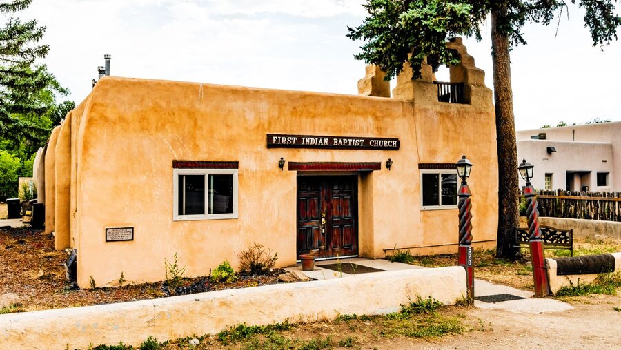 Die First Indian Baptist Church, Mitglied der Southern Baptist Convention, in Paseo Del Pueblo Norte / © Nolichuckyjake (shutterstock)