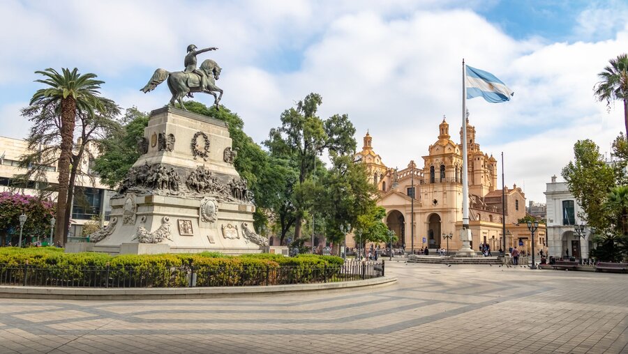 Argentinische Fahne vor der Kathedrale in Cristobal / © Diego Grandi (shutterstock)