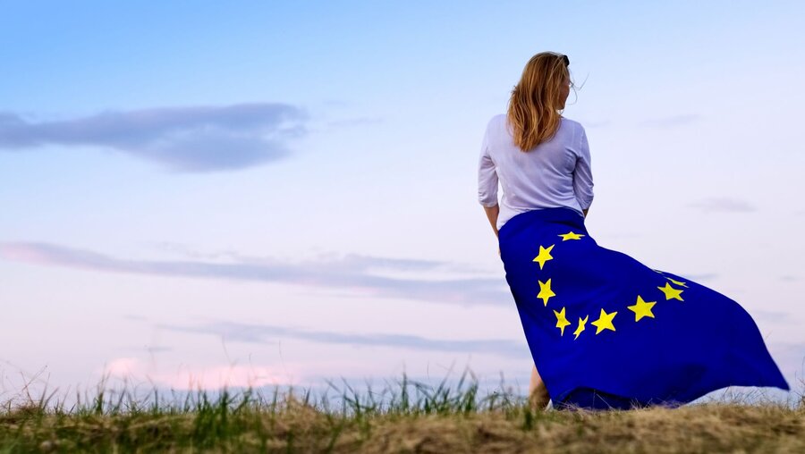 Eine Frau mit einer Europa-Fahne / © encierro (shutterstock)