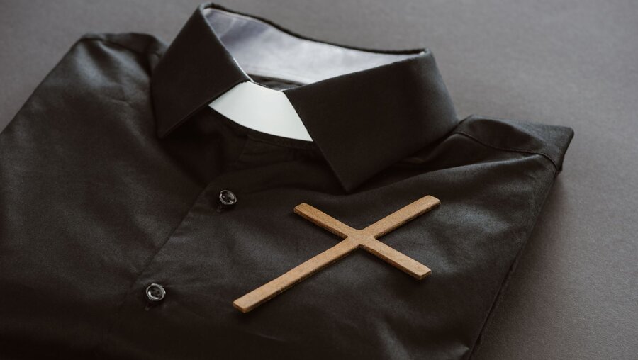 Collarhemd eines Geistlichen / © LightField Studios (shutterstock)
