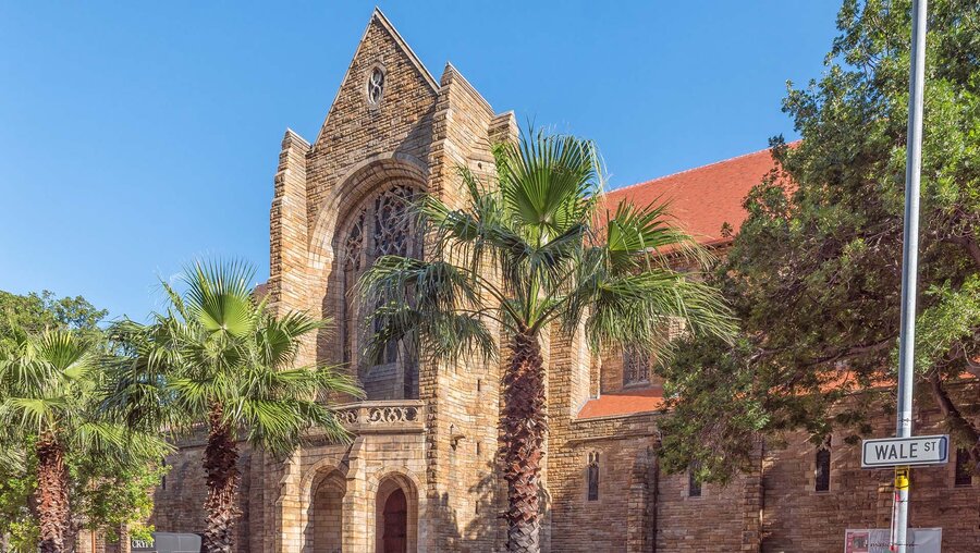 Palmen vor der anglikanischen St. Georges Cathedral in Kapstadt, Südafrika.  / © Grobler du Preez (shutterstock)