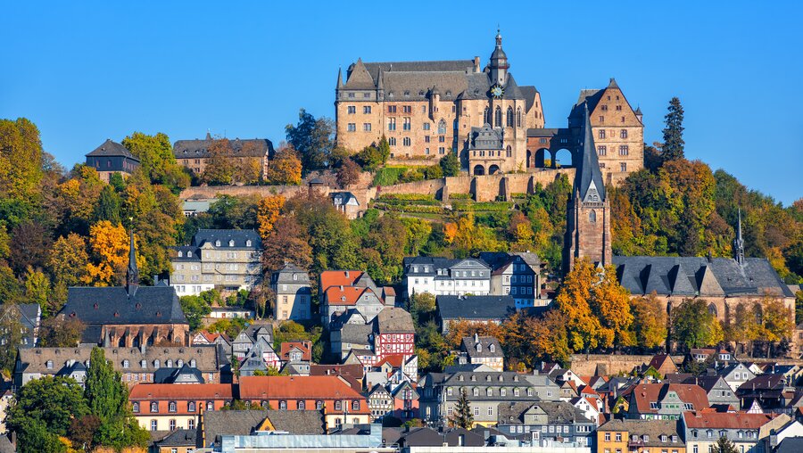 Blick auf Marburg an der Lahn mit der historischen Altstadt - unterhalb des Schlosses steht die Elisabethkirche (shutterstock)