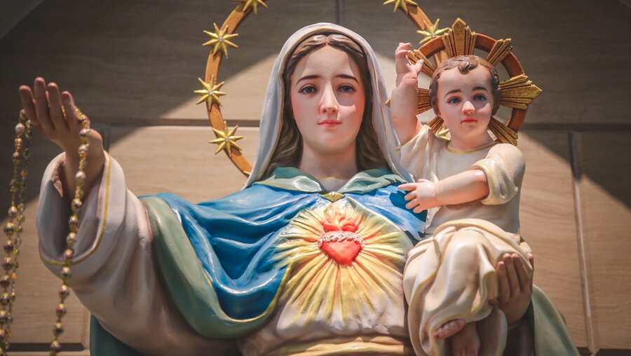 Statue der Muttergottes mit dem Jesuskind auf dem Arm. / © Immaculate (shutterstock)