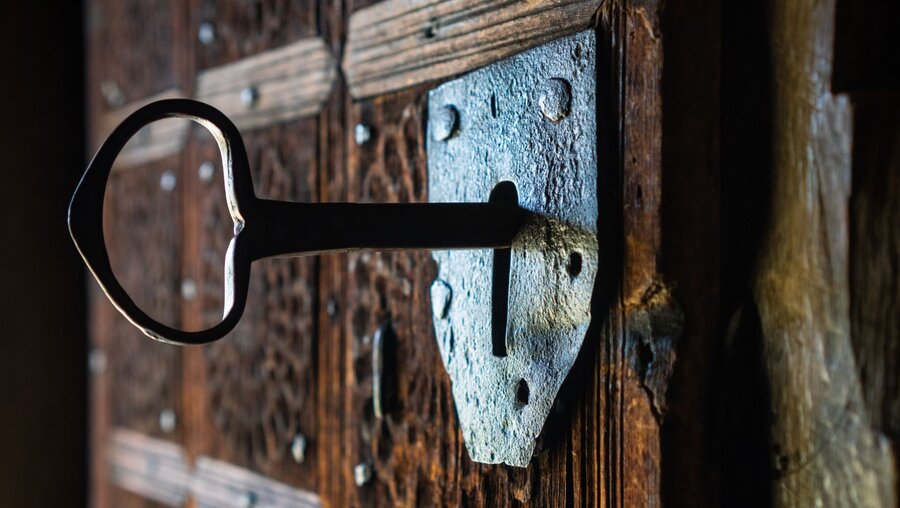Schlüssel in einer Kirchentür / © Marko Rupena (shutterstock)