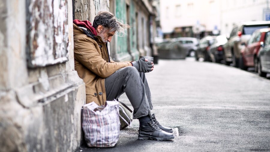 Obdachloser Mann / © Halfpoint (shutterstock)