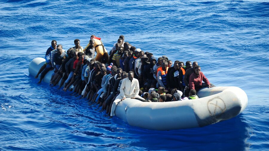 Flüchtlingsboot auf dem Mittelmeer im März 2019, in der Nähe von Lybien / © AlejandroCarnicero (shutterstock)