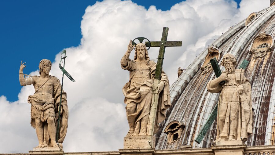 Aposteldarstellungen vor der Kuppel des Petersdoms / © Alberto Masnovo (shutterstock)