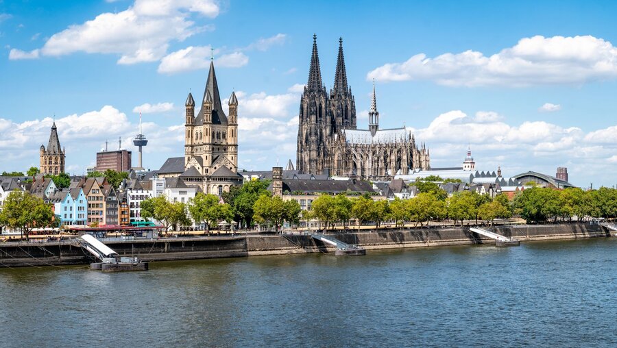 Blick auf den Kölner Dom und Groß St. Martin / © mapman (shutterstock)
