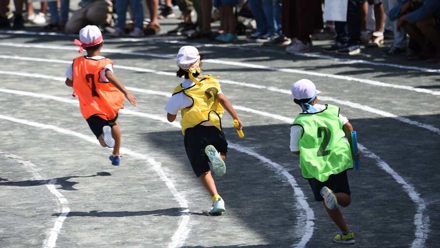Grundschüler laufen bei einem Sportfest / © tamu1500 (shutterstock)