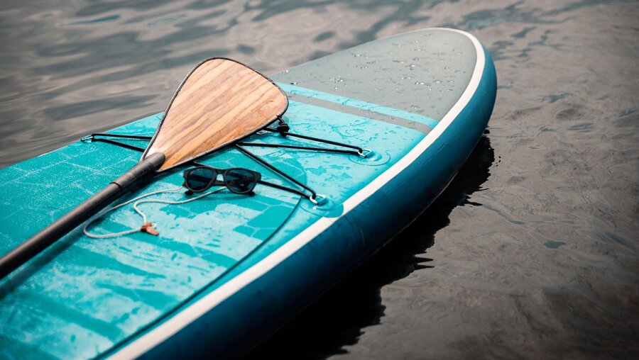 Ein Stand-up-Paddle / © Emelie Persson (shutterstock)