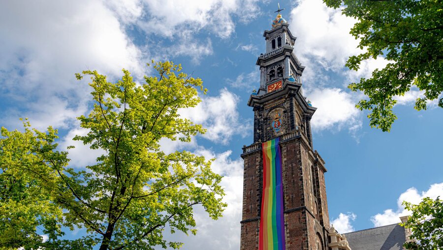 Kirche in Amsterdam mit Regenbogen-Fahne (shutterstock)