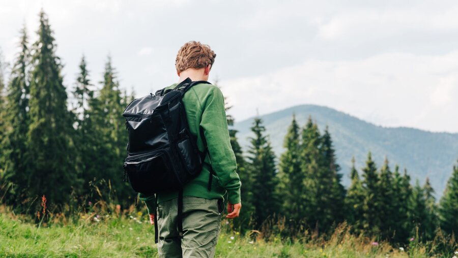 Symbolbild Jugendlicher mit Rucksack im Wald / © bodnar.photo (shutterstock)
