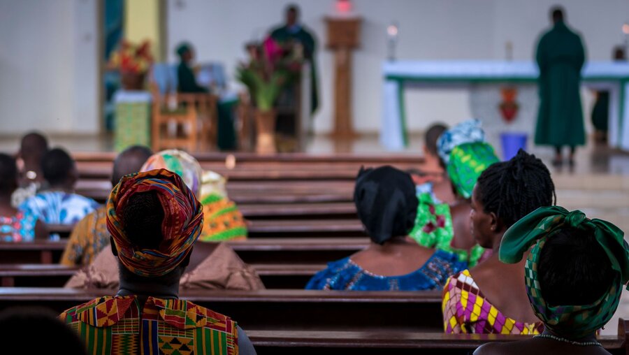 Katholischer Gottesdienst in Ghana / © James Dalrymple (shutterstock)