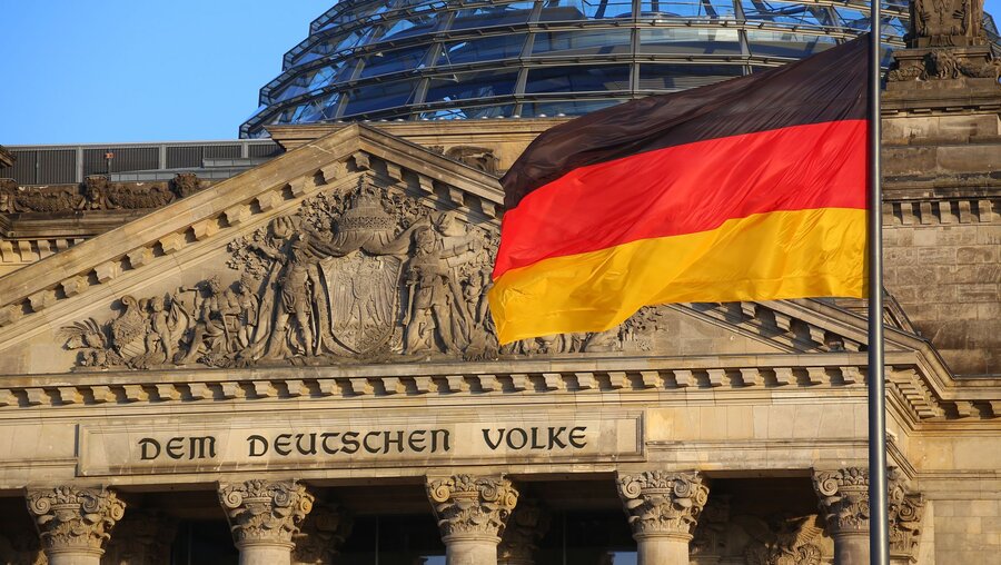 Die deutsche Flagge vor dem Reichstagsgebäude in Berlin / © Jojoo64 (shutterstock)