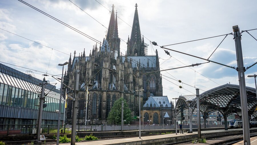 Blick auf den Kölner Dom / © SkandaRamana (shutterstock)