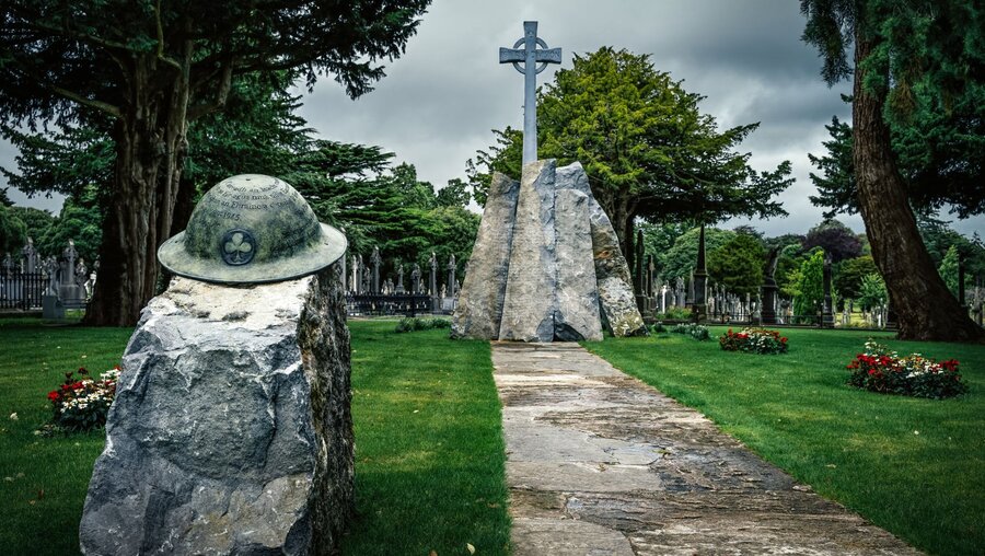 Symbolbild Friedhof für gefallene Soldaten / © Dawid K Photography (shutterstock)