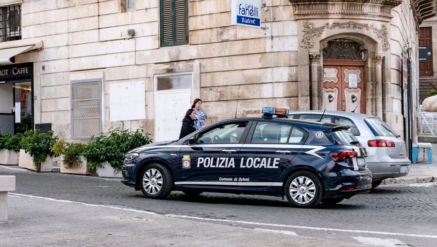 Ein Polizeiauto in Italien / © Mino Surkala (shutterstock)