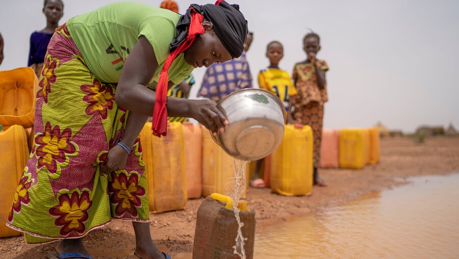 Frauen versuchen, Wasser aus Sümpfen in Niamey, Niger, zu schöpfen. (30. Juli 2018) / © PreciousPhotos (shutterstock)