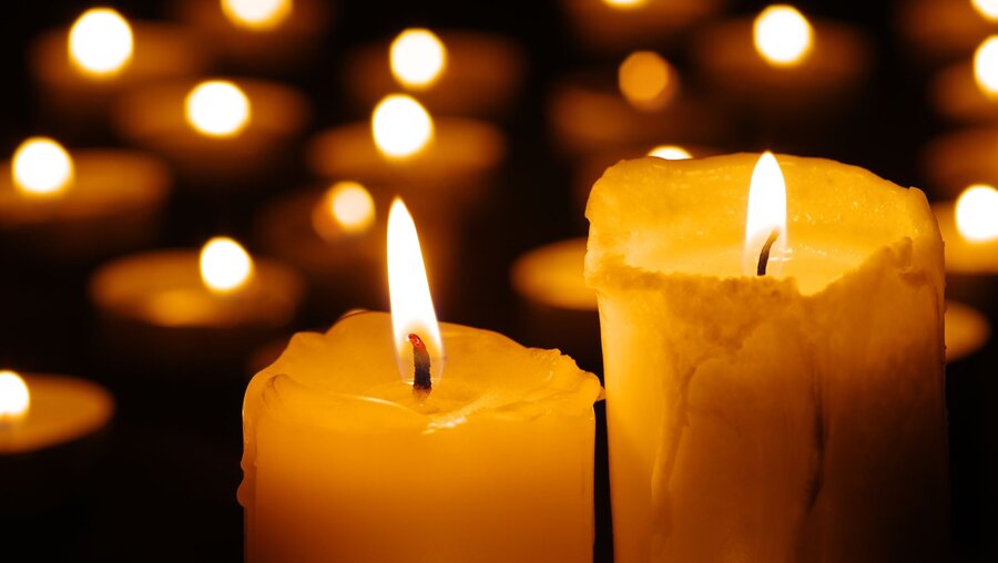 Kerzen als Symbol der Trauer. / © irin-k (shutterstock)
