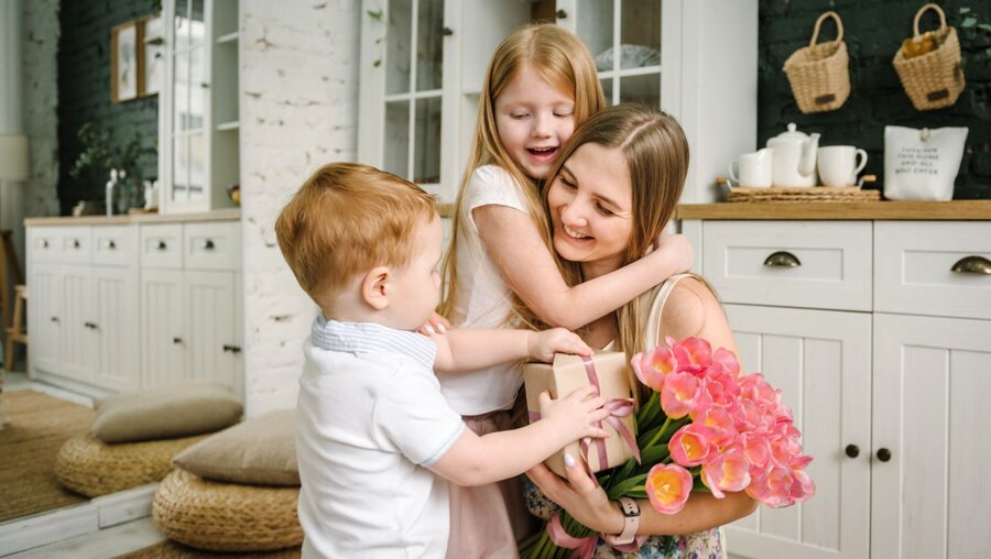 Kinder mit Blumen und Geschenken zum Muttertag / © Sergii Sobolevskyi (shutterstock)
