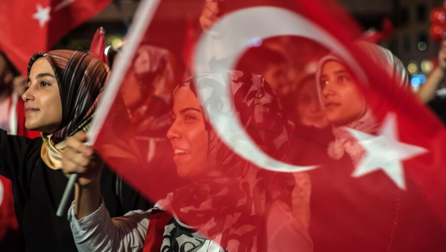 Frauen mit einer türkischen Fahne / © John Wreford (shutterstock)