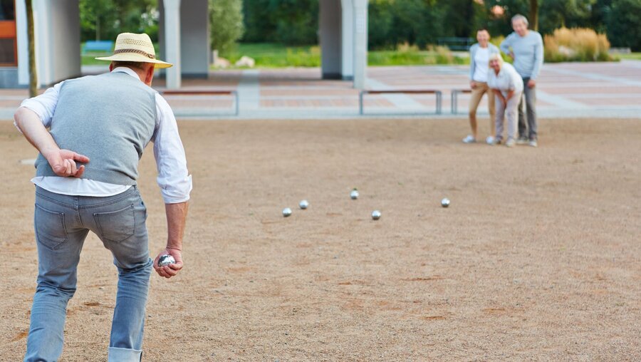 Senioren spielen Boule / © Robert Kneschke (shutterstock)