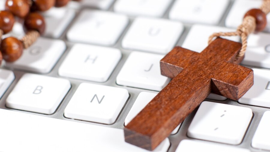 Holzkreuz auf einer Tastatur / © Tamisclao (shutterstock)