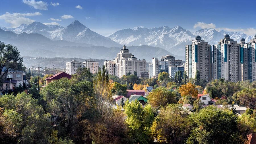 Blick auf die Stadt Almaty in Kasachstan / © podgorakz (shutterstock)