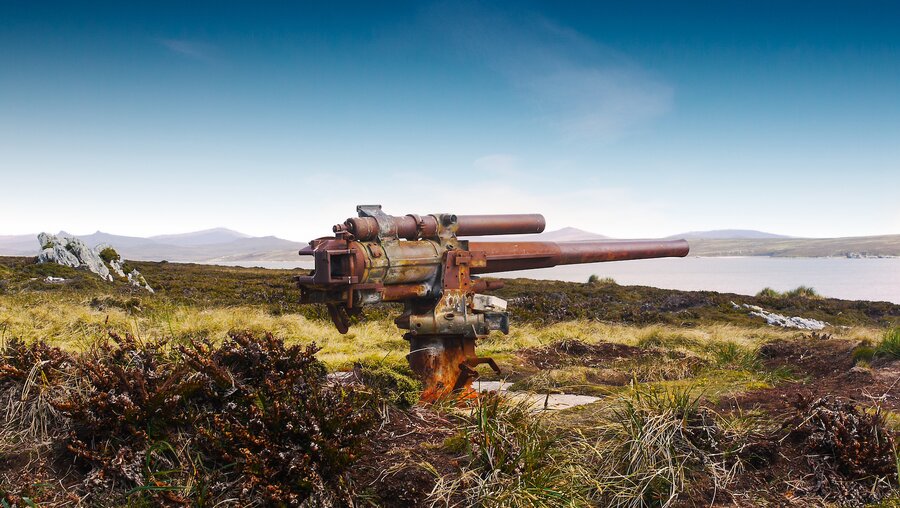 Rostiges Marinegeschütz aus dem Zweiten Weltkrieg am Ordnance Point, einem Minenfeld aus dem Falklandkrieg, East Falkland Island. / © CherylRamalho (shutterstock)