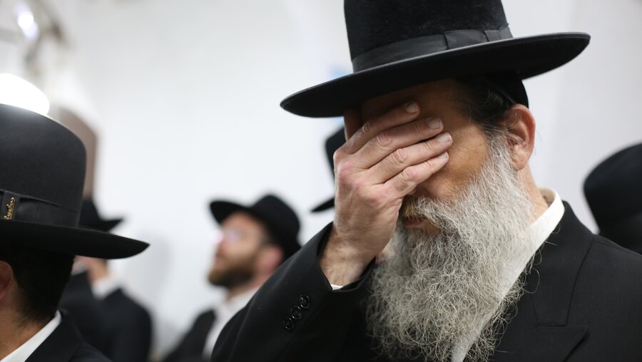 Betender Rabbi (shutterstock)