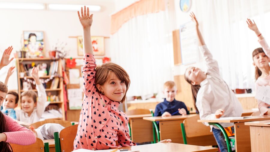 Glücklichwerden durch Aufzeigen: Kann man Glück in der Schule lernen? / © Sunflower Light Pro (shutterstock)
