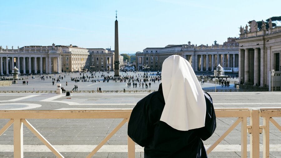 Symbolbild: Ordensschwester im Vatikan (shutterstock)