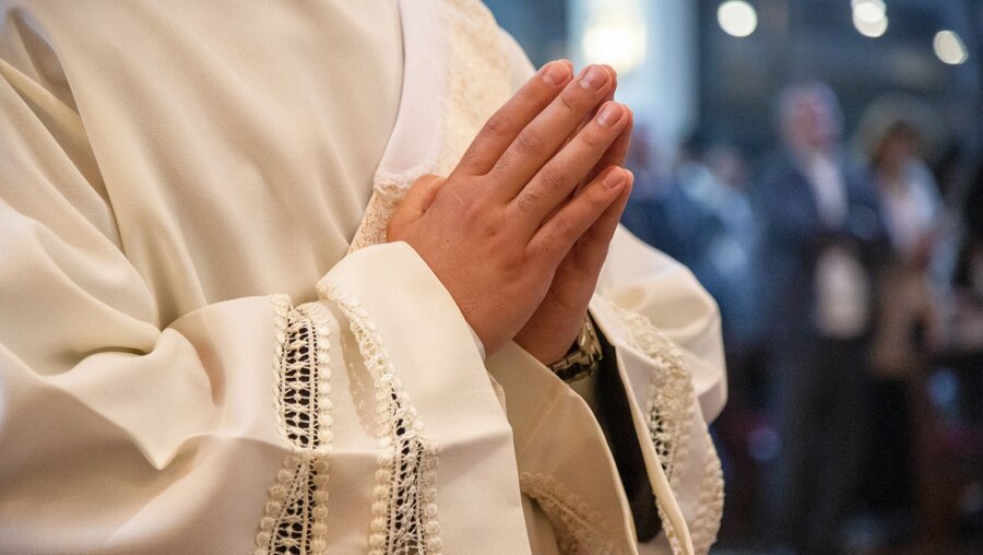 Die zum Gebet gefalteten Hände eines Priesteramtskandidaten. / © Andrea Krogmann (KNA)