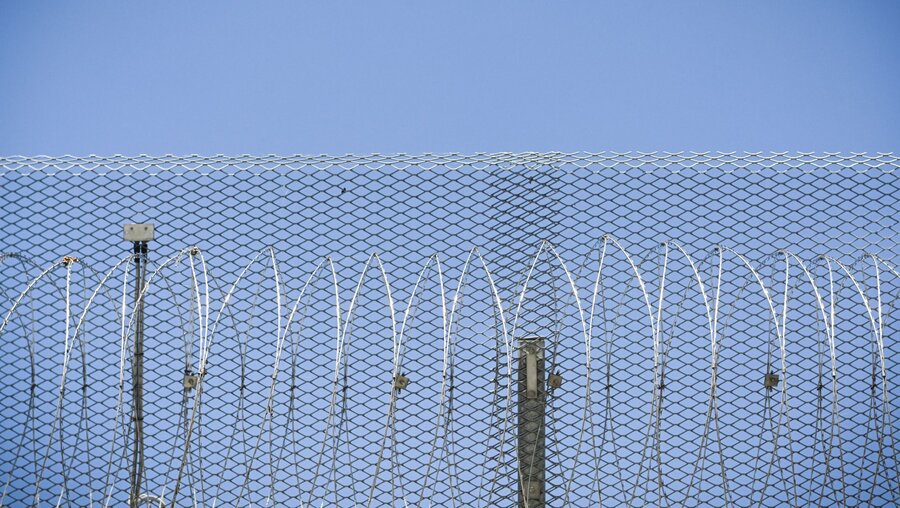 Stacheldrahtzaun in der Justizvollzugsanstalt Herford / © Julia Steinbrecht (KNA)