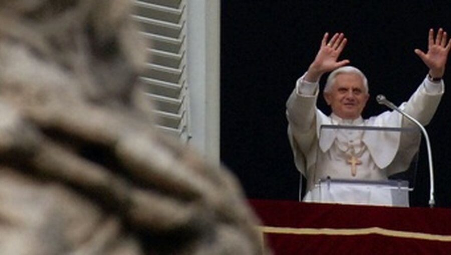Papst Benedikt XVI. beim sonntäglichen Angelus (KNA)