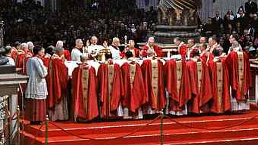 II. Vatikanisches Konzil: Papst Paul VI. hier mit Bischöfen aus fünf Erdteilen  (KNA)