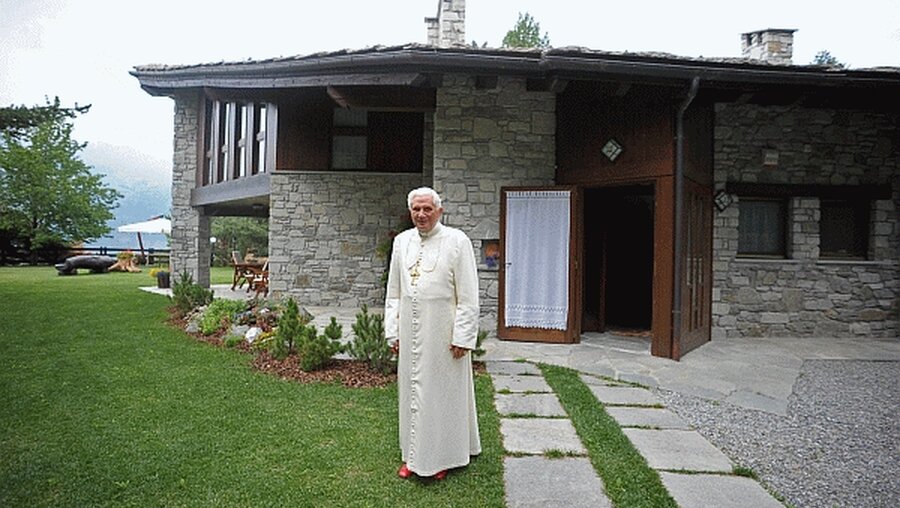 Papst Benedikt XVI.: Mit Gipsschiene (KNA)