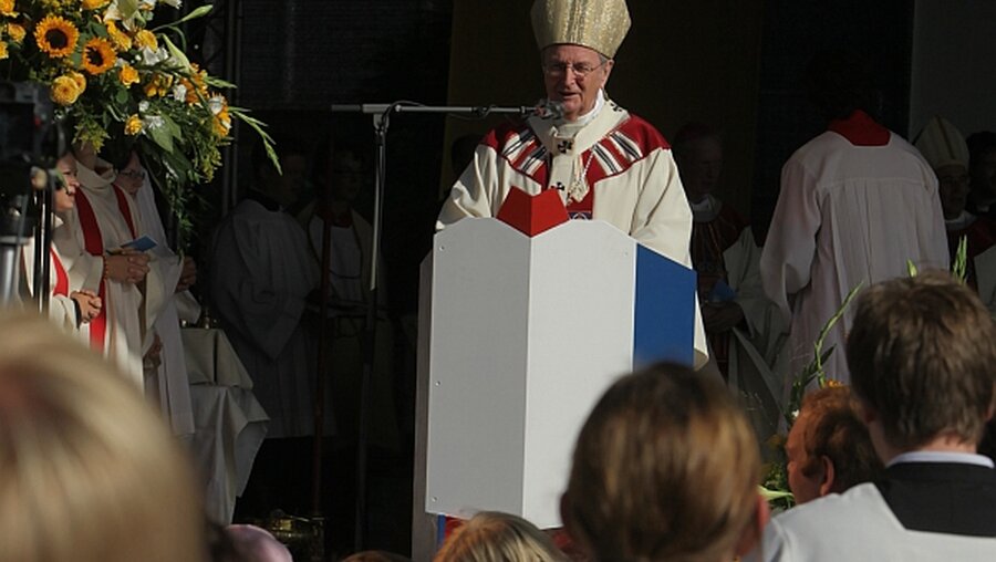 Auch Kardinal Meisner trifft die Ministranten in Rom / © Boecker