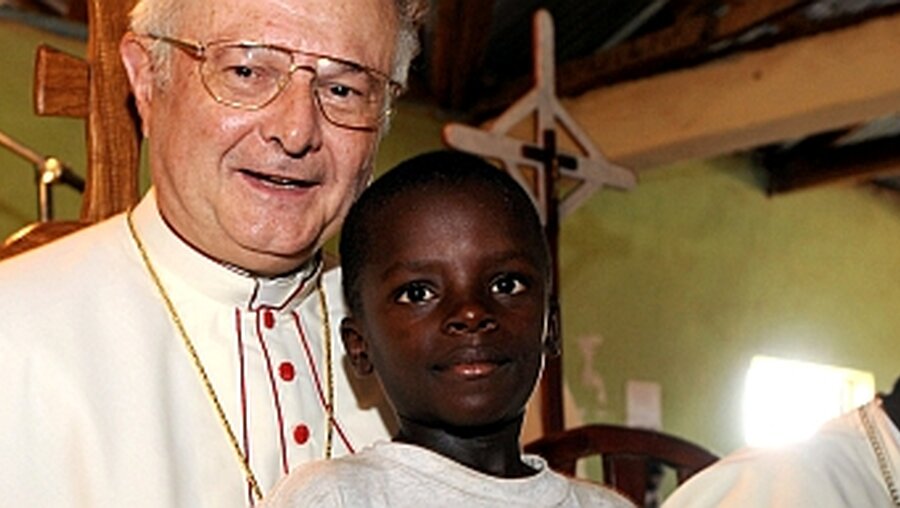 Erzbischof Robert Zollitsch in Nigeria: Hier mit einem Jugendlichen in Kaduna (KNA)
