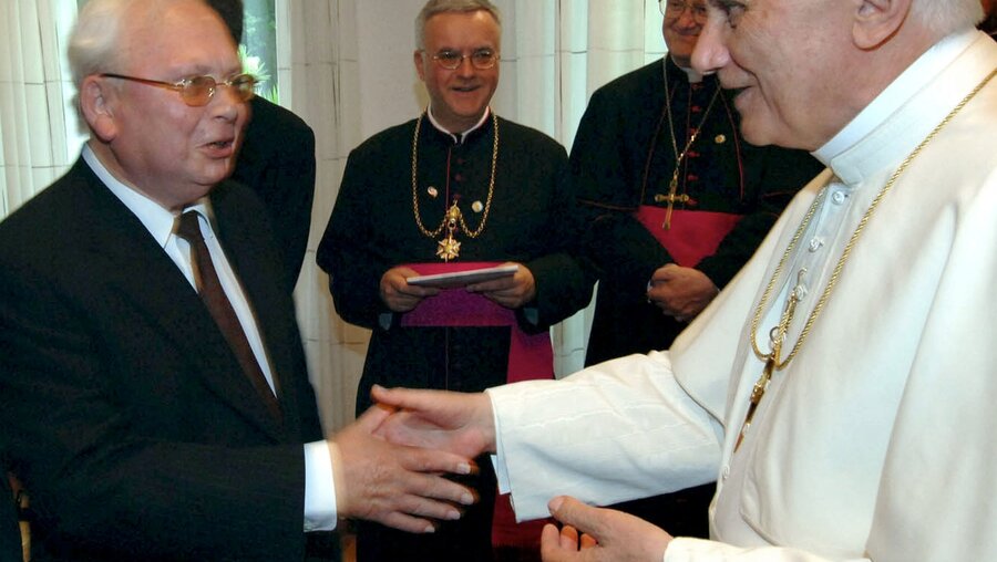 Wird 85: Erich Kock (hier mit Weihbischof Koch und dem Papst beim WJT 2005 (KNA)