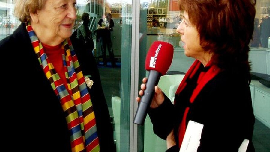 domradio.de-Redakteurin Birgitt Schippers mit Ingrid Noll (l.) (DR)